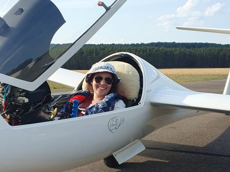 Segelflugpilotin der Fliegervereinigung Schwabach bekommt Förderflugzeug 51 NH LS4 1 edited Fliegervereinigung Schwabach-Roth e.V.